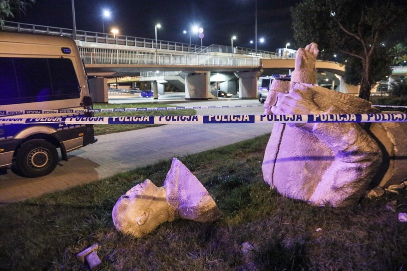 Monument stał w okolicach mostu Łazienkowskiego / 	Jakub Kamiński    /East News