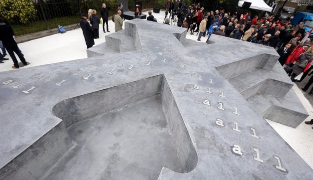 Monument wzniesiono w kształcie betonowej litery "X", która symbolizuje sytuację jednostki wobec władzy /GEORG HOCHMUTH /PAP/EPA