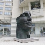 Monumentalna rzeźba Mitoraja na placu Trzech Krzyży w Warszawie