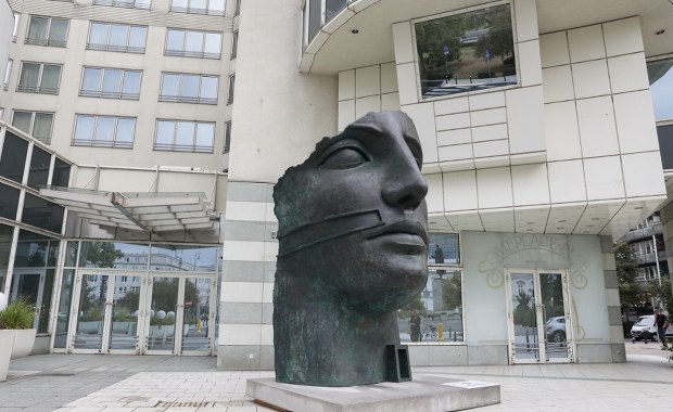 Monumentalna rzeźba Mitoraja na placu Trzech Krzyży w Warszawie 