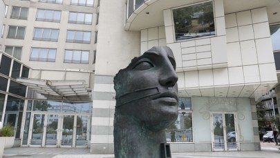 Monumentalna rzeźba Mitoraja na placu Trzech Krzyży w Warszawie 