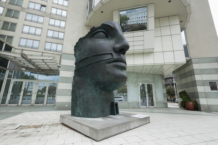 Monumentalna rzeźba "Tindaro" Igora Mitoraja na placu Trzech Krzyży w Warszawie /Szymon Pulcyn /PAP