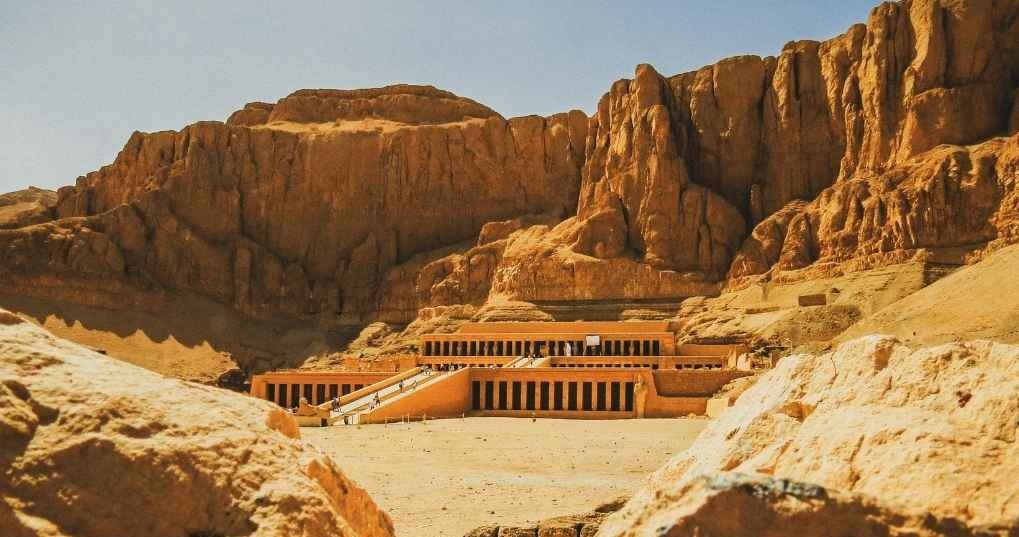 Monumentalna Świątynia Hatszepsut w Deir el-Bahari /materiały promocyjne