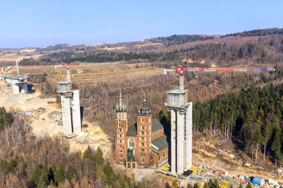Monumentalne filary osiągnęły wysokość 80 metrów. GDDKiA opublikowała montaż porównujący ich wysokość z Bazyliką Mariacką w Krakowie. /GDDKiA Rzeszów /Twitter