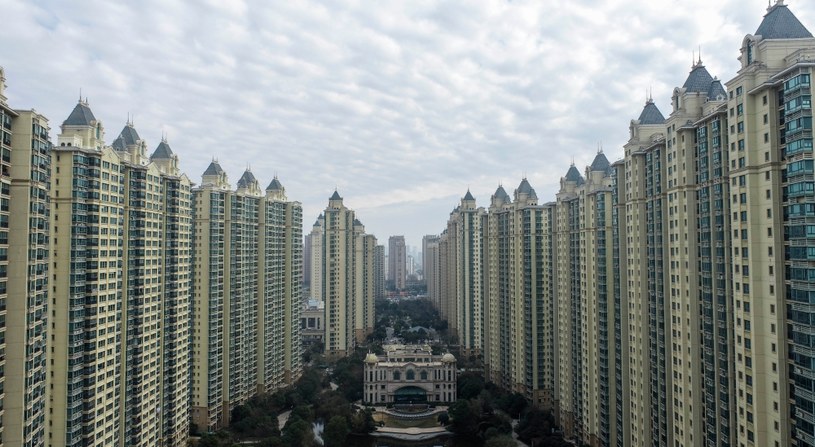 Monumentalny kompleks mieszkaniowy wybudowany przez Evergrande w Huai'an w chińskiej prowincji Jiangsu /Costfoto/NurPhoto /AFP