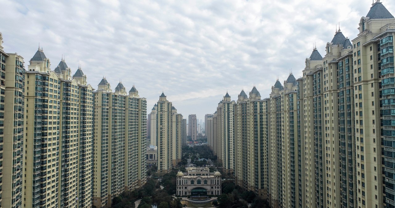 Monumentalny kompleks mieszkaniowy wybudowany przez Evergrande w Huai'an w chińskiej prowincji Jiangsu /Costfoto/NurPhoto /AFP