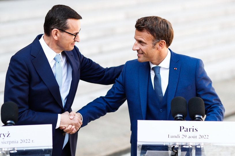 Morawiecki dla "Le Figaro": Macron powinien rozmawiać z Zełenskim