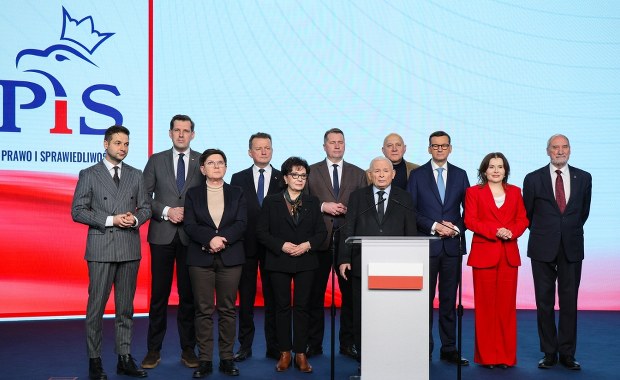 Morawiecki, Jaki i Kaczyński razem na scenie. PiS zapewnia o jedności
