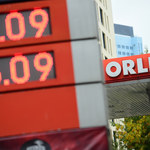 Morawiecki ma "relatywnie zmniejszyć" ceny paliw na stacjach