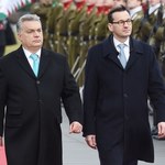 Morawiecki przybył na Węgry. Polski premier wykonał symboliczny gest