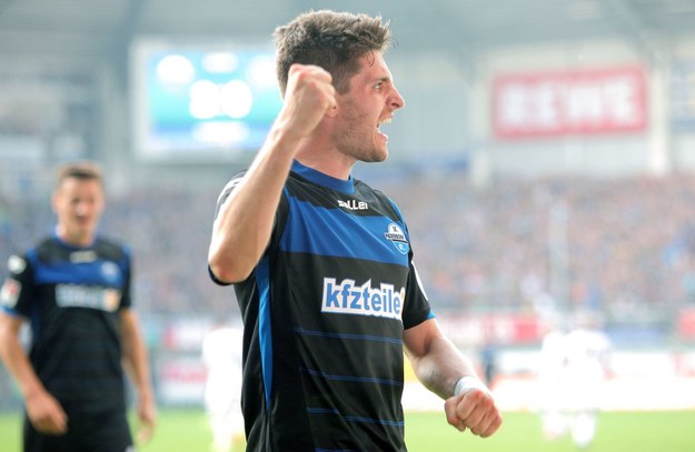 Moritz Stoppelkamp cieszy się z gola podczas meczu z Hannoverem /AFP