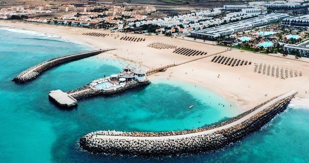 Морське узбережжя особливе: золоті піщані пляжі чергуються з чорними вулканічними /Domena publiczna