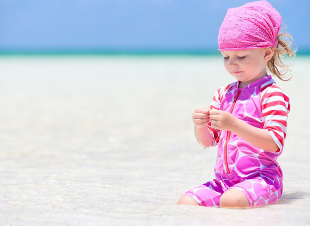 Morski klimat i kąpiele wodne przynoszą u dzieci z alergiami świetne rezultaty. /123RF/PICSEL