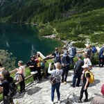 Morskie Oko jak plaża w Międzyzdrojach? Dla dorosłych piwo, dla dzieci popcorn i lody