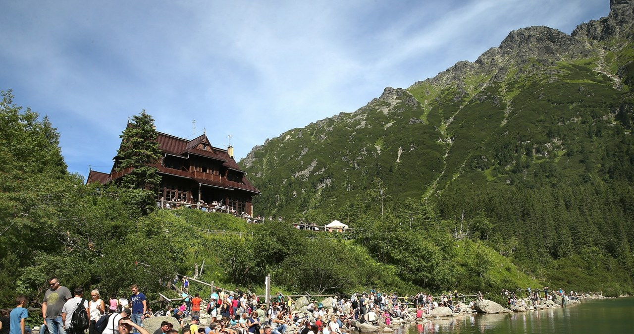 Morskie Oko to uwielbiane miejsce w Tatrach, które w wakacje przeżywa prawdziwe oblężenie. /East News