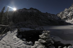 Morskie Oko w czasie pełni księżyca