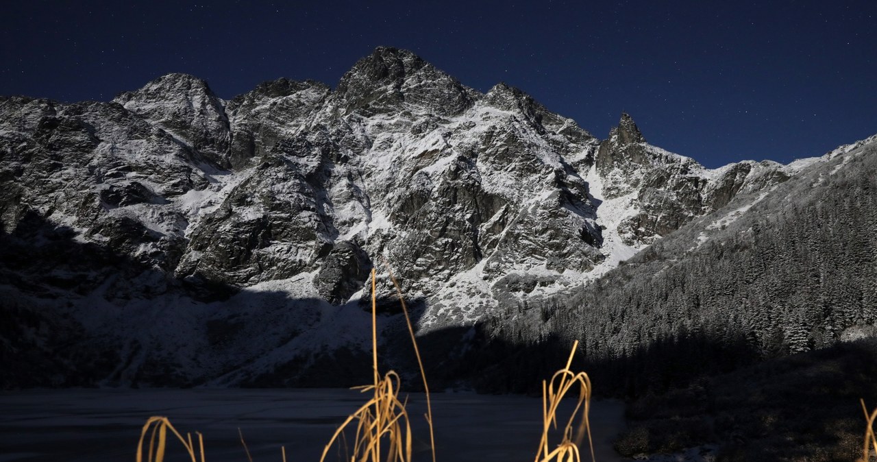 Morskie Oko w czasie pełni księżyca