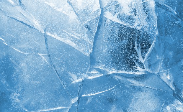 Morskie Oko zamarzło w 70 proc. TPN ostrzega przed wchodzeniem na lód