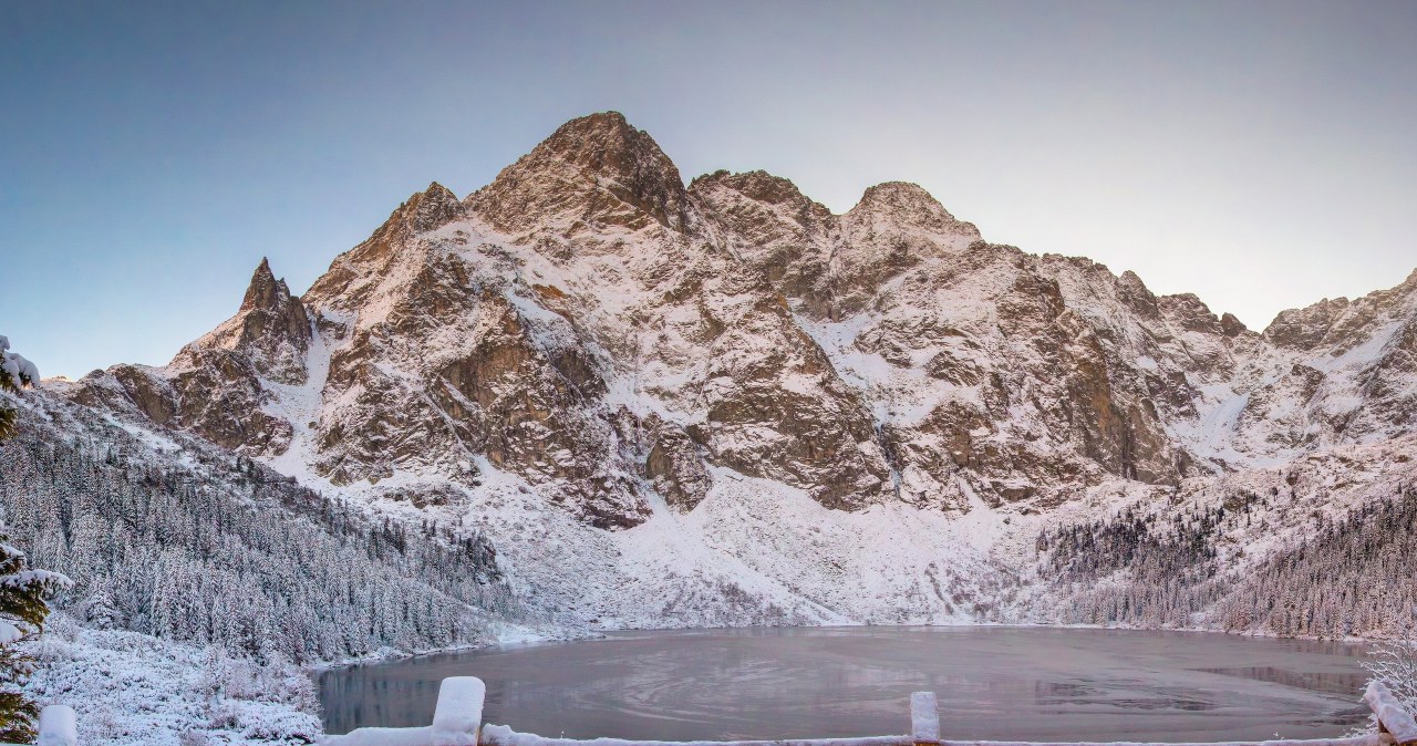 Morskie Oko zimą wygląda wyjątkowo pięknie. Zdecydowanie warto pojechać w Tatry również w tym okresie. /123RF/PICSEL