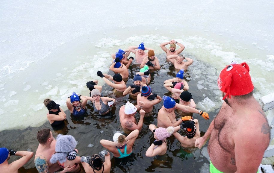Morsowanie - chłód, który hartuje. Na zdjęciu morsowanie nad jeziorem Zegrzyńskim /Wojciech Olkusnik /East News