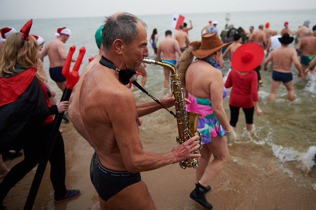Morsy tradycyjnie przywitały Nowy Rok 2014 wspólną kąpielą w Bałtyku przy plaży w gdańskim Jelitkowie /Adam Warżawa /PAP