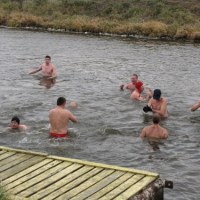 Morsy z Lublina skaczą do zimnej wody 