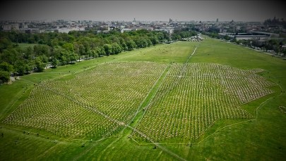 Morze flag na krakowskich Błoniach. Zobacz, jak powstała biało-czerwona mapa Polski
