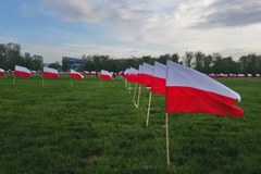 Morze flag powstaje krakowskich Błoniach. Stworzyliśmy mapę Polski