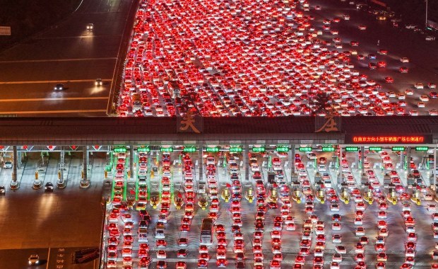 Morze świateł, 120 tysięcy aut i 24-godzinny korek. Zobacz viralowe nagranie! 