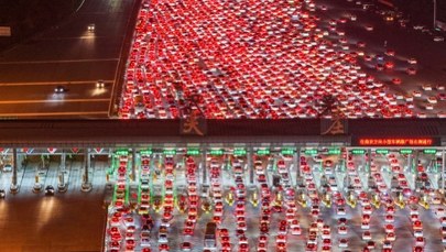 Morze świateł, 120 tysięcy aut i 24-godzinny korek. Zobacz viralowe nagranie! 