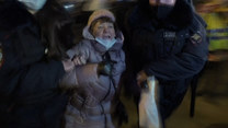 Moskiewska policja rozprasza tłum protestujący przeciwko wojnie na Ukrainie