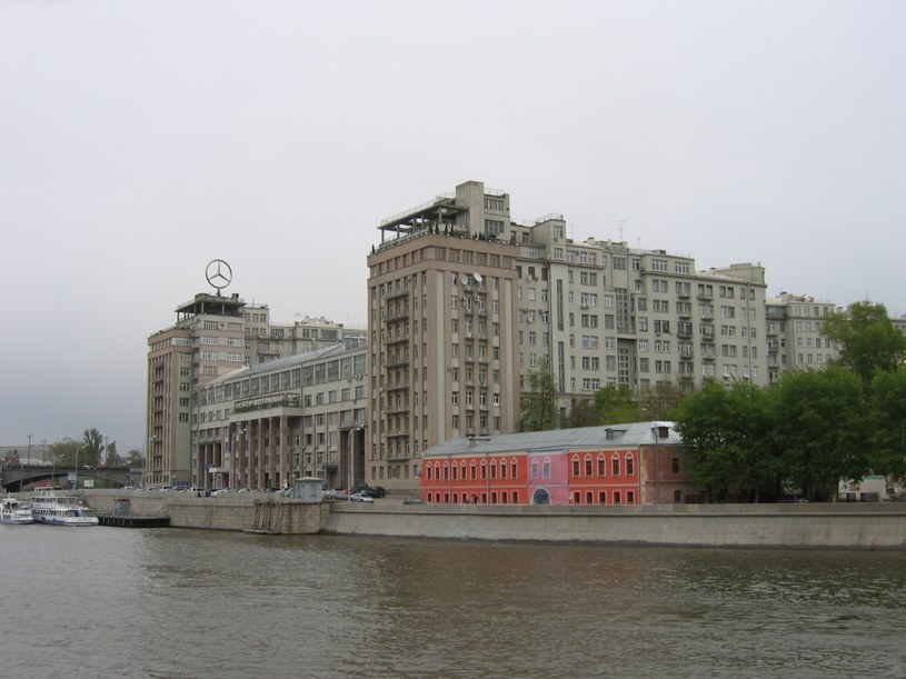 Moskiewski budynek przeznaczony dla wysokich urzędników partyjnych i państwowych wybudowano na dawnym cmentarzu. W latach 30. XX wieku stał się on świadkiem masowych czystek połączonych z zesłaniem do łagru lub rozstrzelaniem /domena publiczna