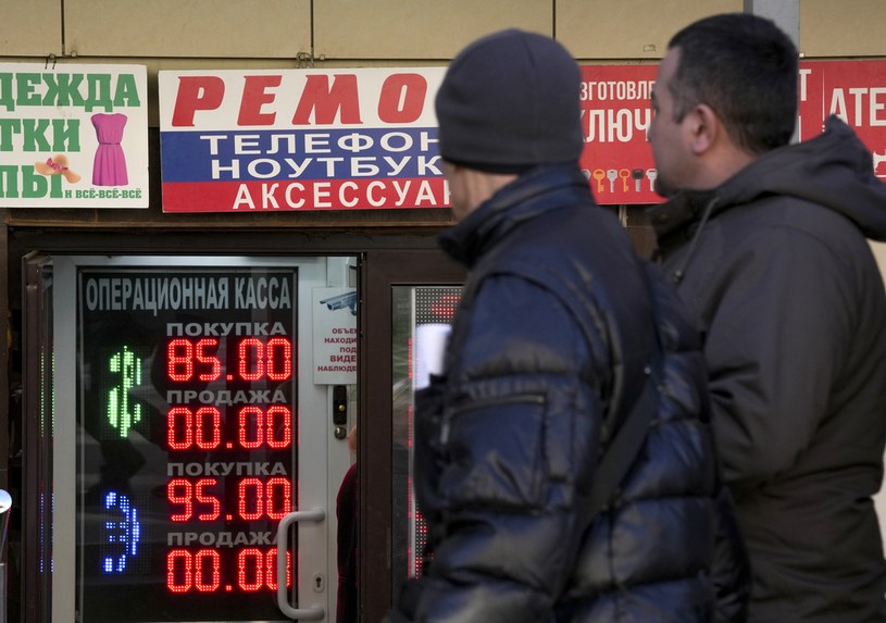 Moskwa, 28 lutego 2022 roku. W piąty dzień od rozpoczęcia inwazji na Ukrainę, rosyjski rząd zdecydował się zakazać swoim obywatelom wymiany rubla na euro oraz dolara. /AFP