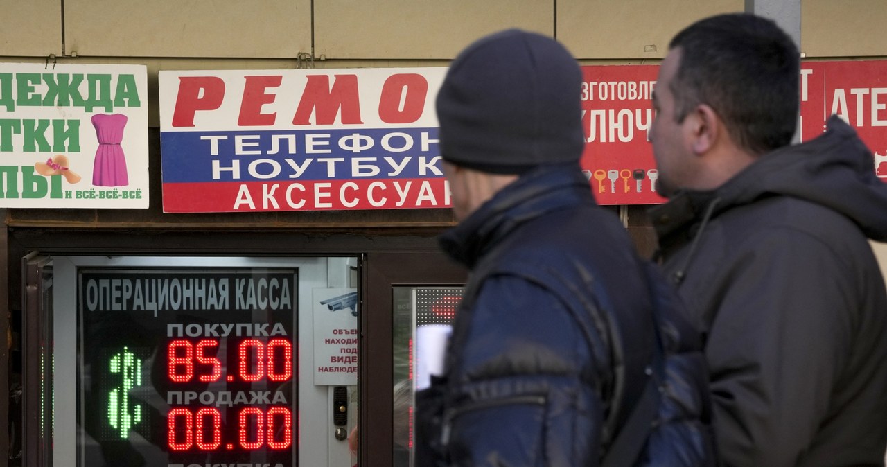 Moskwa, 28 lutego 2022 roku. W piąty dzień od rozpoczęcia inwazji na Ukrainę, rosyjski rząd zdecydował się zakazać swoim obywatelom wymiany rubla na euro oraz dolara. /AFP