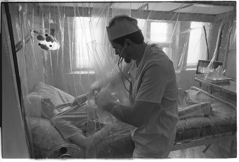 Moskwa, klinika numer 6. Lekarz bada napromieniowanego pacjenta zachowując wyjątkowe środki ostrożności /Igor Kostin /Getty Images