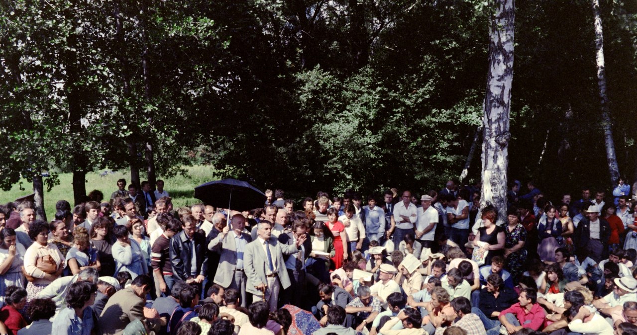 Moskwa, lipiec 1987 r. Mustafa Dżemilew na czele protestu Tatarów, domagających się zgody władz Związku Sowieckiego na powrót na Krym /AFP