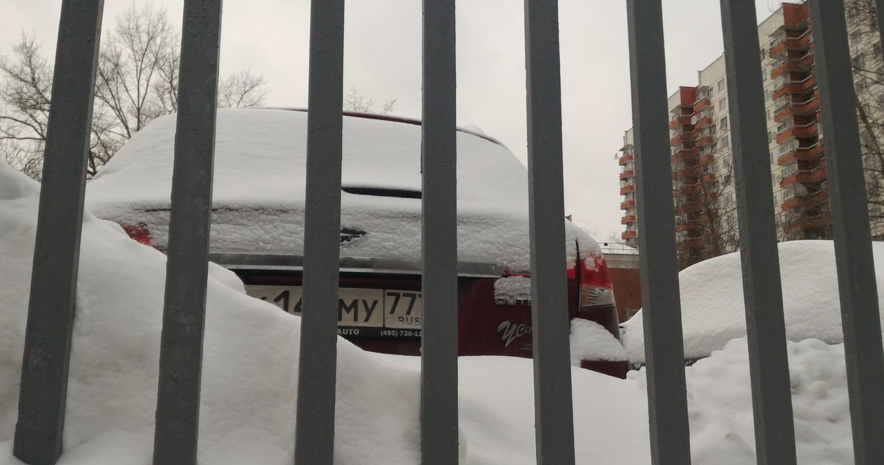 Moskwa pod śniegiem. Zaspy, zasypane samochody i chodniki