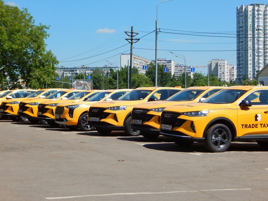 Moskwa - rzędy chińskich samochodów, jako taksówki w stolicy Rosji
