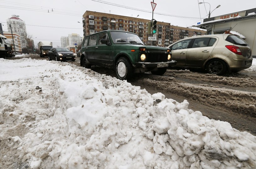 Moskwa tonie w śniegu /YURI KOCHETKOV /PAP/EPA