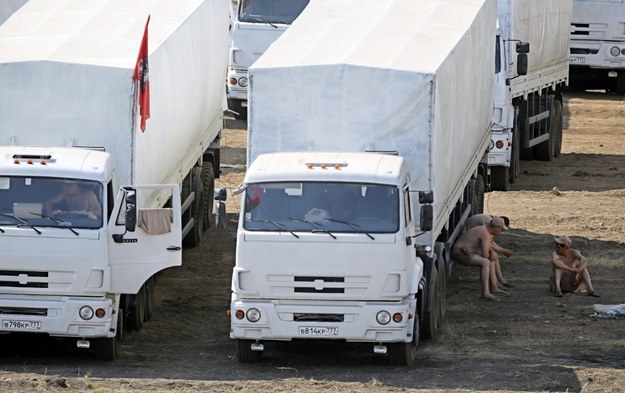 Moskwa twierdzi, że ciężarówki przewożą pomoc humanitarną /YURI KOCHETKOV /PAP/EPA