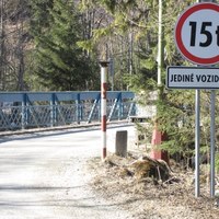 Most absurdu na polsko-słowackiej granicy na Łysej Polanie. Z polskiej strony mogą wjeżdżać na niego samochody do 7,5 tony, ale od słowackiej do 15 ton.   