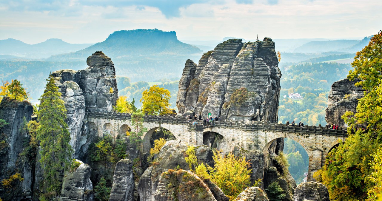 Most Bastei to jedna z najciekawszych atrakcji turystycznych Parku Narodowego Saskiej Szwajcarii /123RF/PICSEL