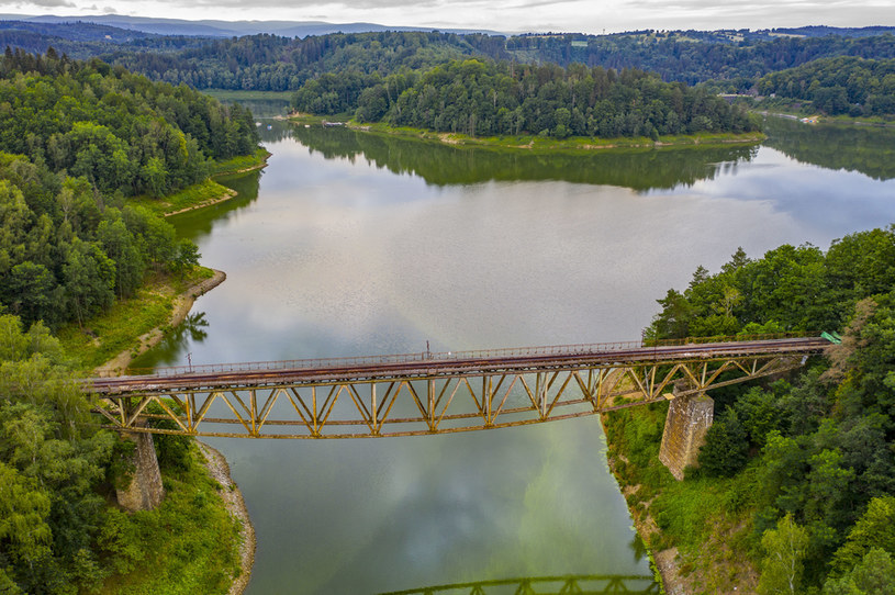Most kolejowy nad Jeziorem Pilchowickim na Dolnym Śląsku /Robert Neumann /Agencja FORUM