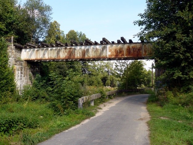 Most kolejowy w Milęcicach - linia kolejowa Gryfów Śląski-Lwówek Śląski jest już nieczynna kilkadziesiąt lat. /Odkrywca