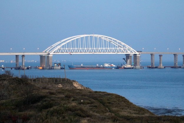 Most Krymski nad Zatoką Kerczeńską, łączącą Morze Czarne z Morzem Azowskim /Alexei Pavlishak /PAP/ITAR-TASS