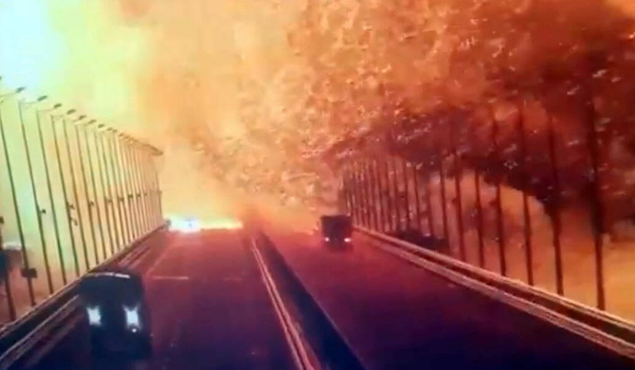 Most Krymski stanął w płomieniach. "Happy birthday, Mr President"