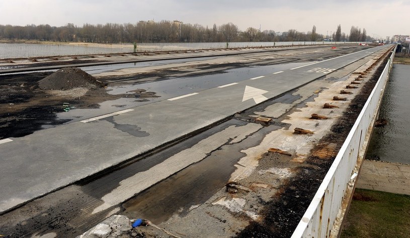 Most Łazienkowski czeka na remont od lutowego pożaru /Jan Bielecki /East News