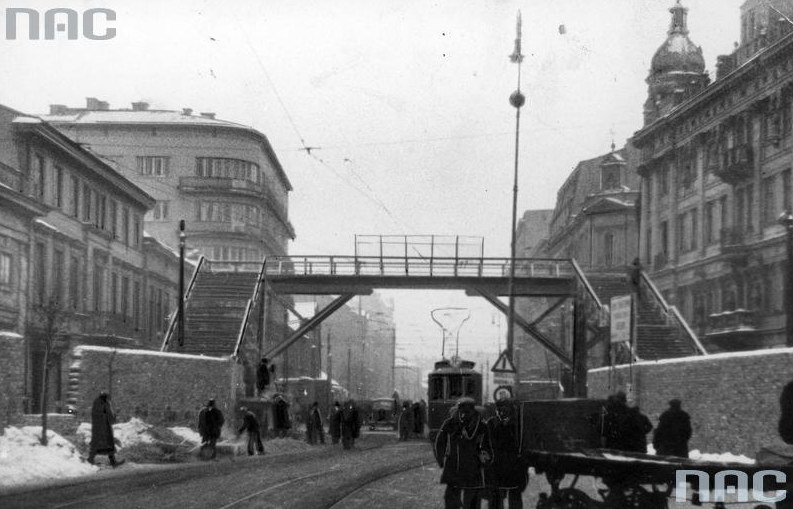 Most nad ulicą Chłodną łączący dwie części getta /Z archiwum Narodowego Archiwum Cyfrowego