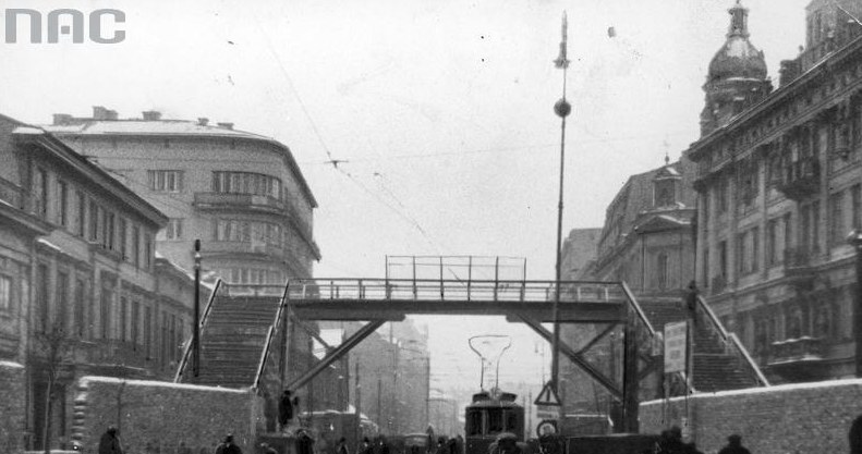 Most nad ulicą Chłodną łączący dwie części getta /Z archiwum Narodowego Archiwum Cyfrowego