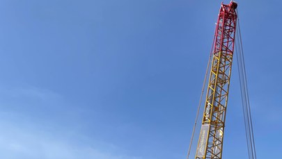 ​Most pieszo-rowerowy. Pierwsze przęsło zainstalowane